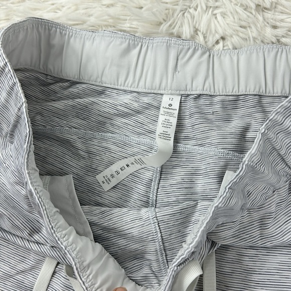 Lululemon On The Fly Short *2.5" Wee Are From Space Nimbus Battleship - Picture 3 of 6